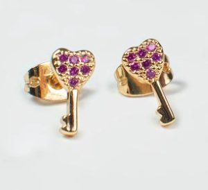 Aretes de llave corazón con zirconia.